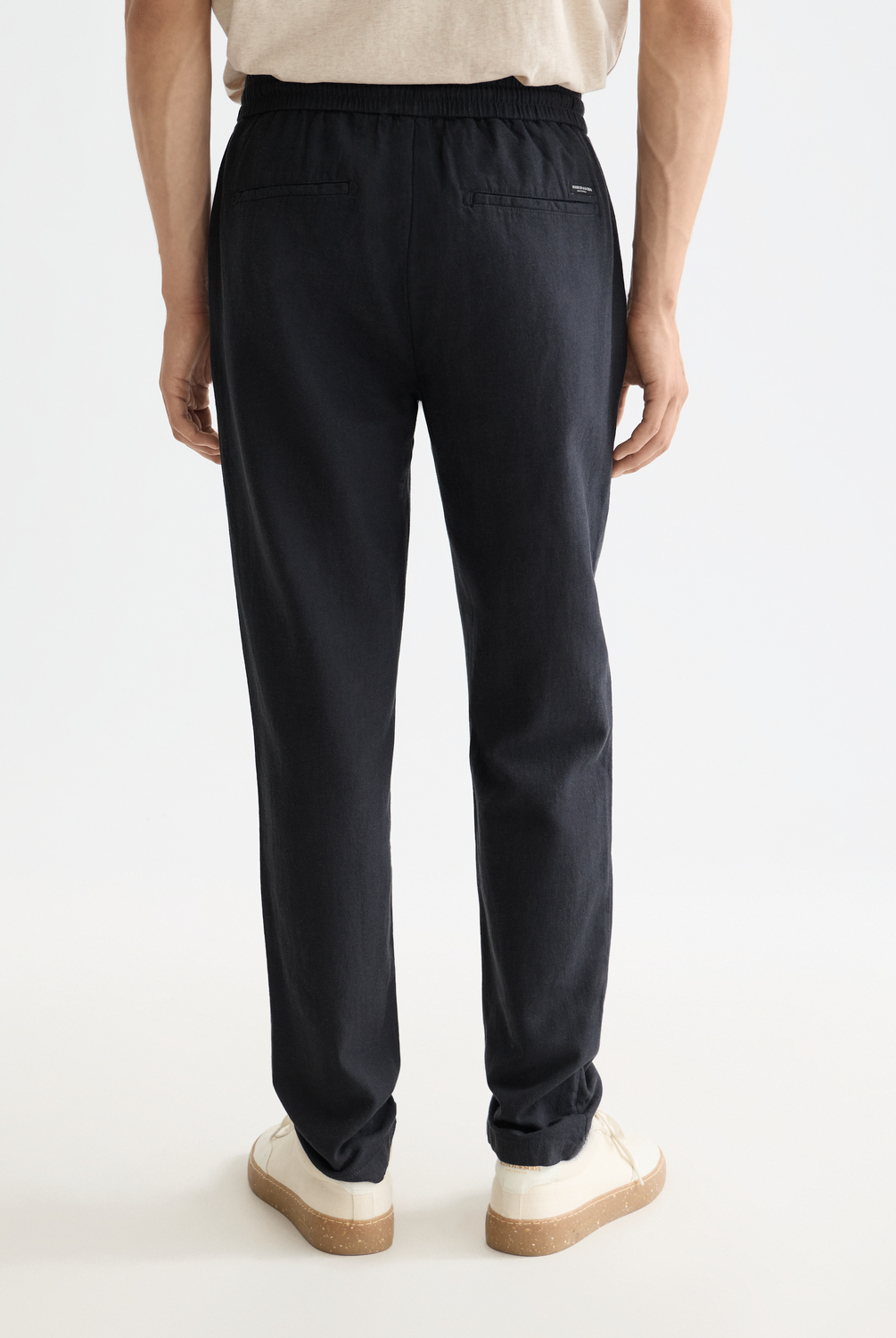 Embrace laid-back comfort with our Warren twill jogger pants. These joggers combine a relaxed aesthetic with breathable fabric - ideal for both leisure and spontaneous thrills.
Men's pants
Straight-fit
Zipper and button closure
Back pocket
Side pockets
67% Cotton, 33% Linen