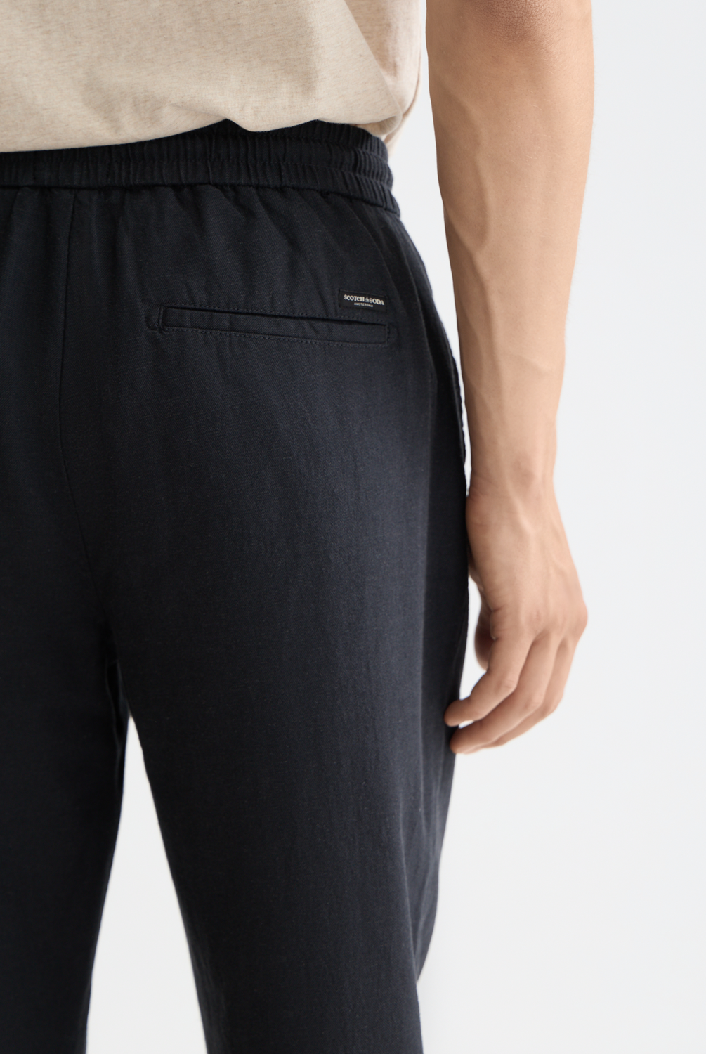 Embrace laid-back comfort with our Warren twill jogger pants. These joggers combine a relaxed aesthetic with breathable fabric - ideal for both leisure and spontaneous thrills.
Men's pants
Straight-fit
Zipper and button closure
Back pocket
Side pockets
67% Cotton, 33% Linen