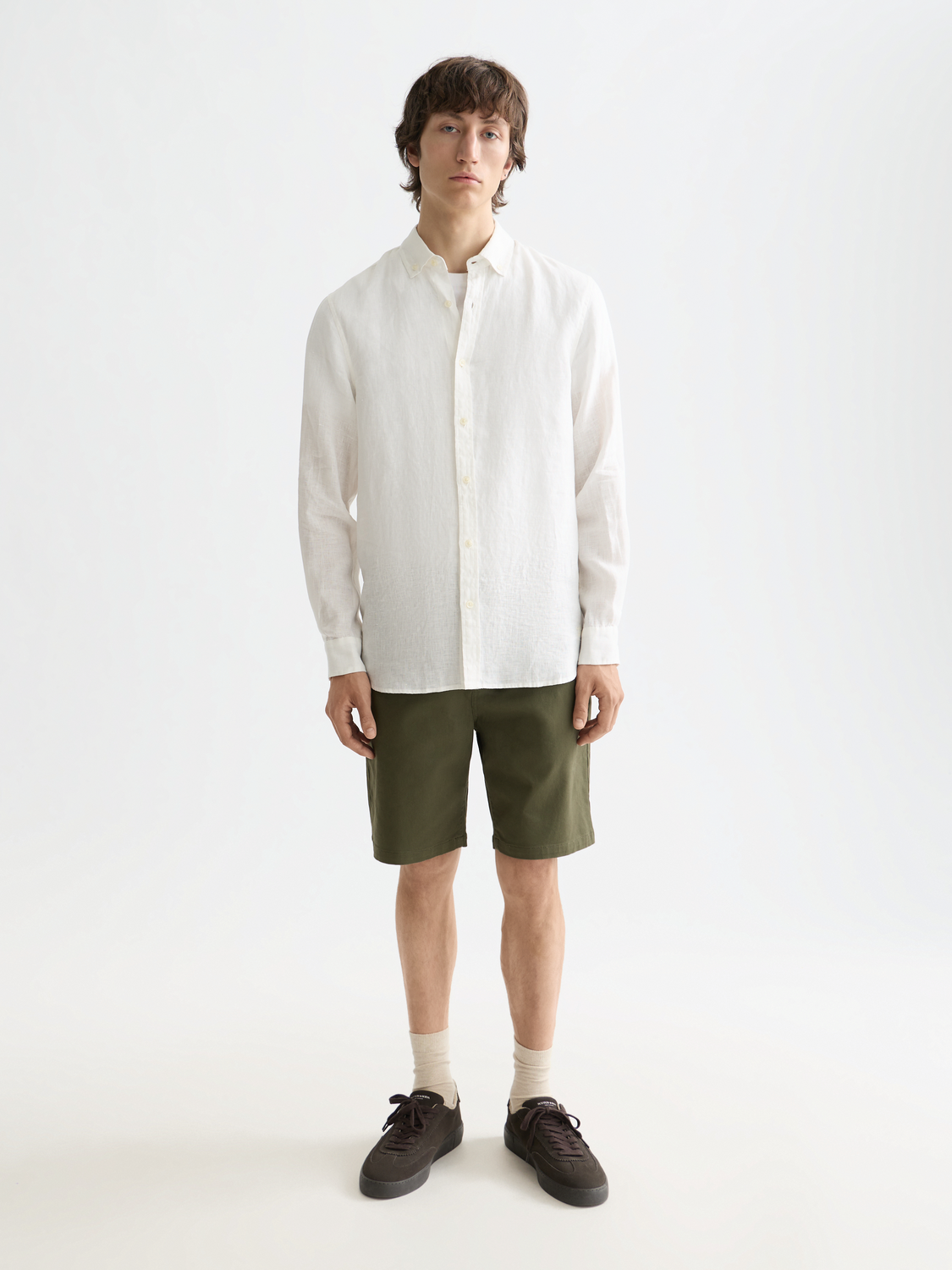 Dive into the heart of summer with the linen shirt. Crafted for comfort, this shirt is a tribute to those sun-drenched days and balmy nights. Its classic button down design meets the laid-back luxury of linen, offering a silhouette that's as breezy as it is stylish.
Men's shirt
100% linen
Long sleeved
Button down
100% Linen
