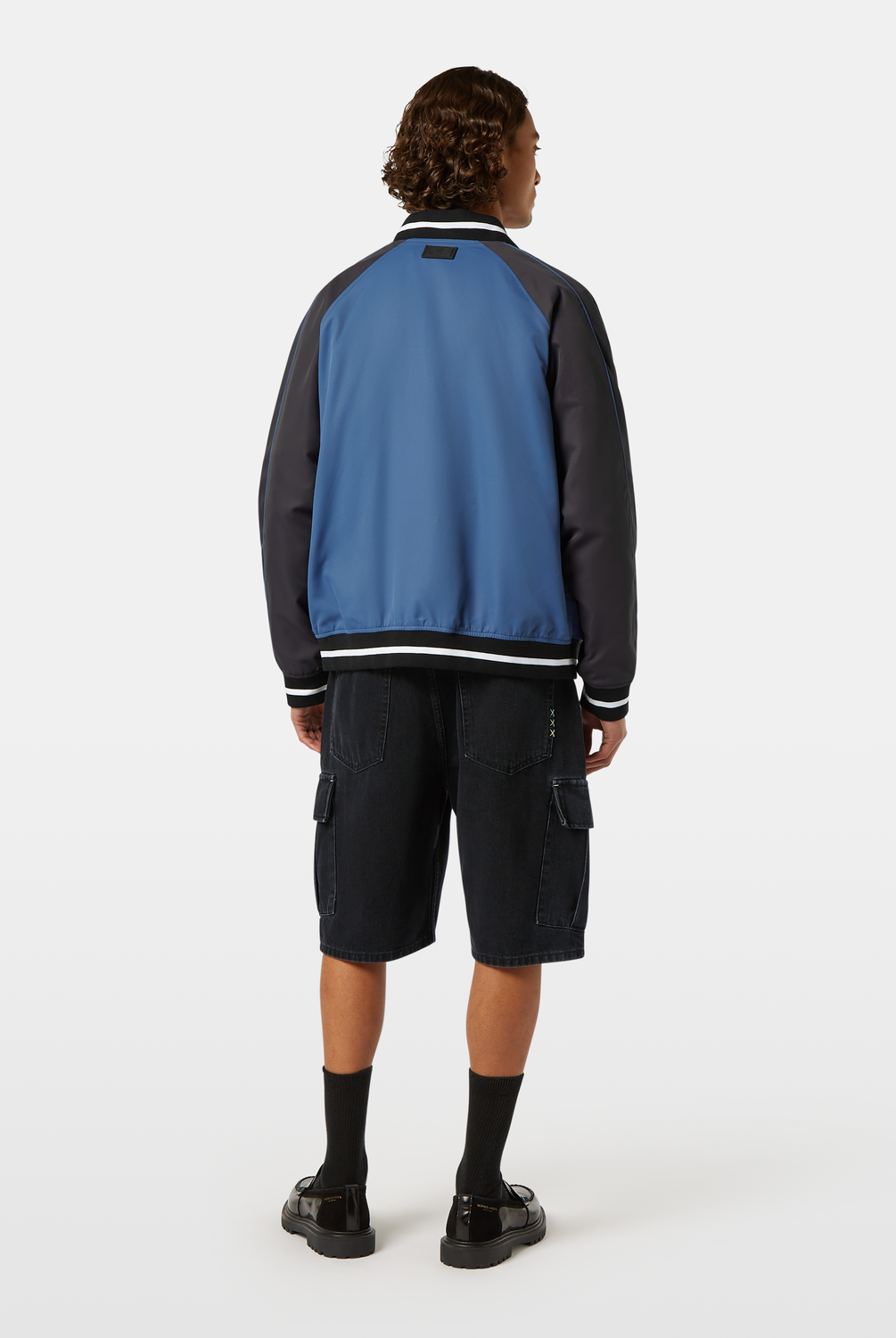 Reversible and ready to switch up your style, this bomber jacket offers two distinct looks. One side features a bold print, while the other showcases a sleek, solid colour, giving you effortless versatility for any occasion.
100% Polyester
Regular fit