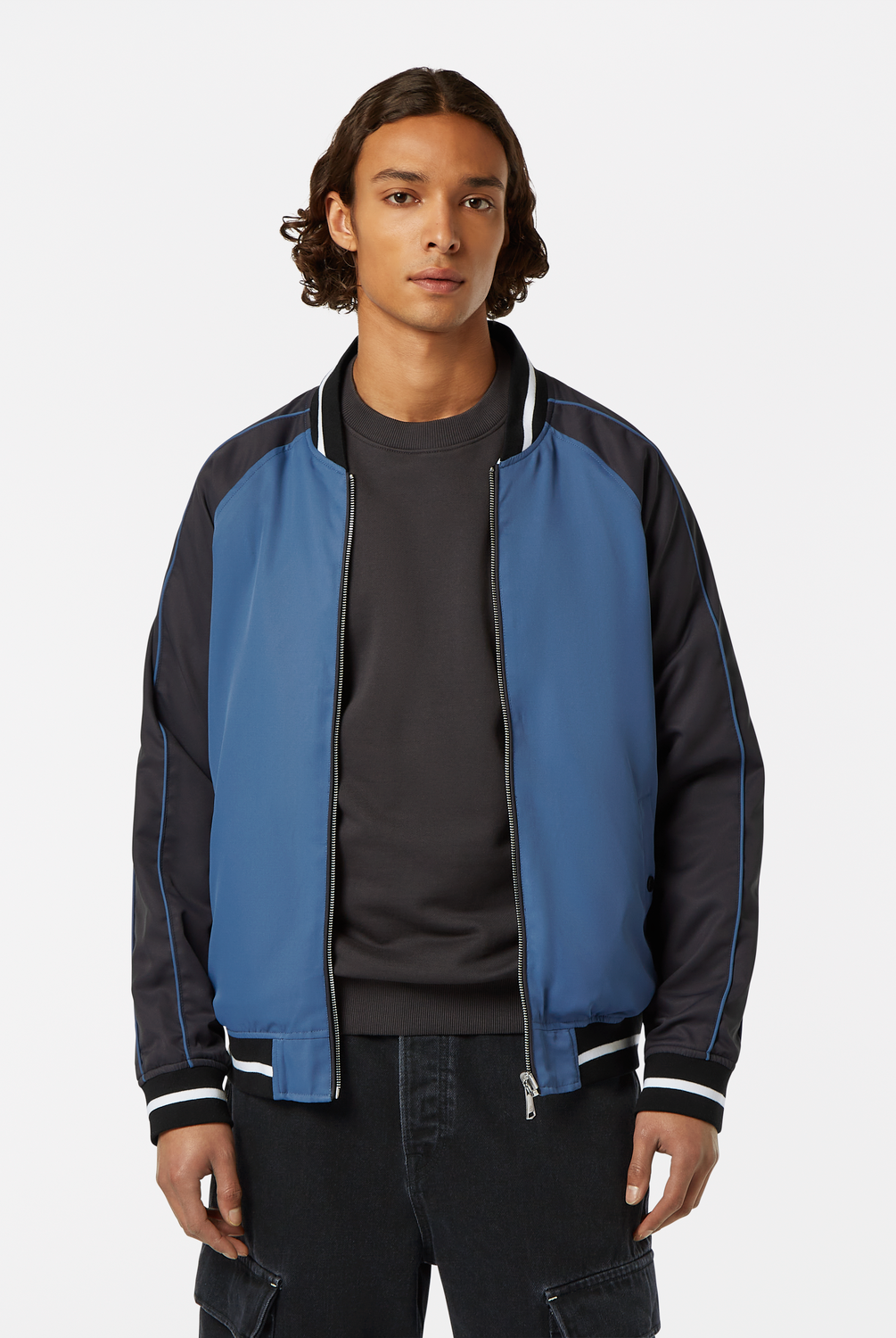 Reversible and ready to switch up your style, this bomber jacket offers two distinct looks. One side features a bold print, while the other showcases a sleek, solid colour, giving you effortless versatility for any occasion.
100% Polyester
Regular fit