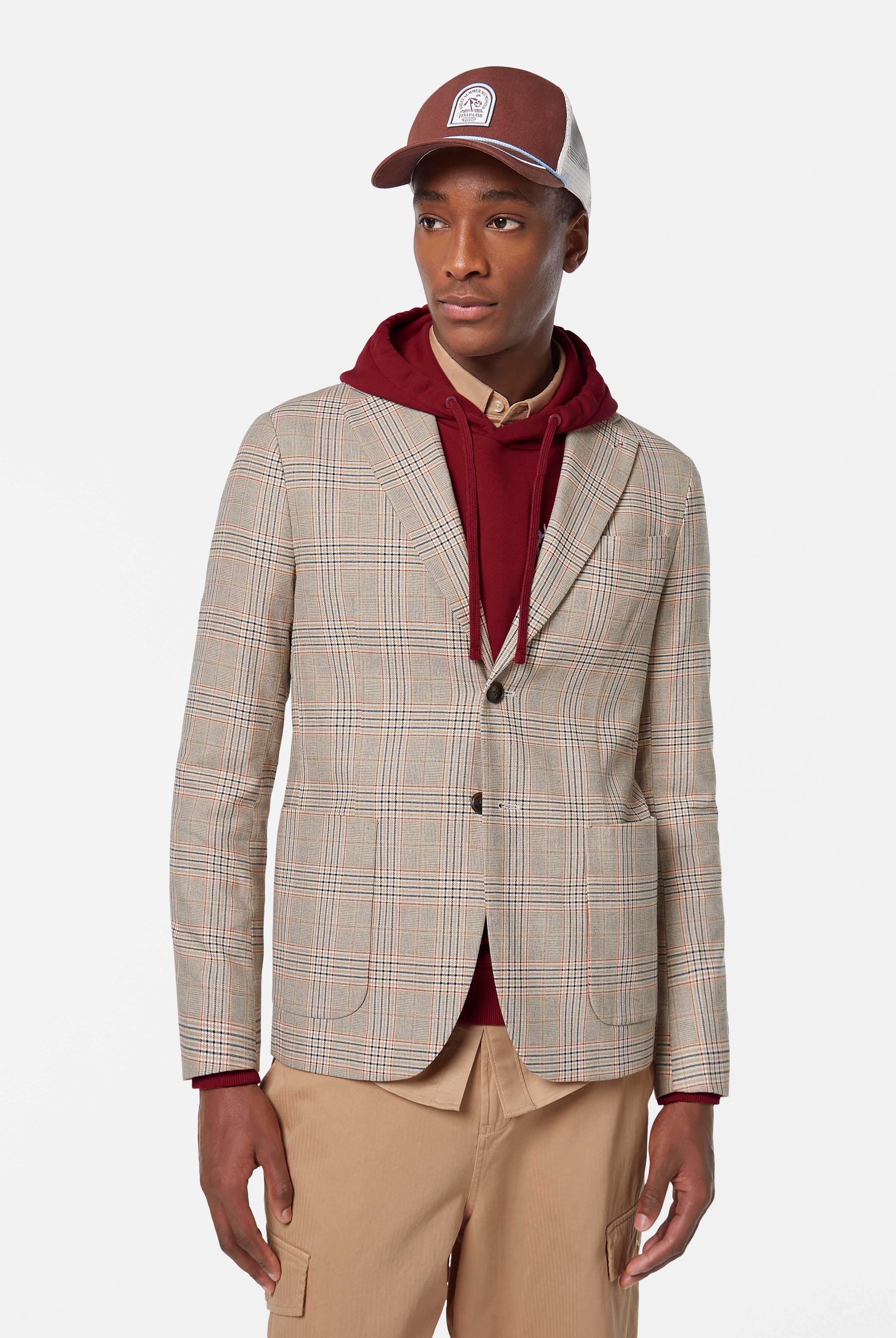 Crafted from a breathable cotton-linen blend, this yarn-dyed blazer delivers timeless style with a relaxed, tailored fit.
81% Cotton, 19% Linen