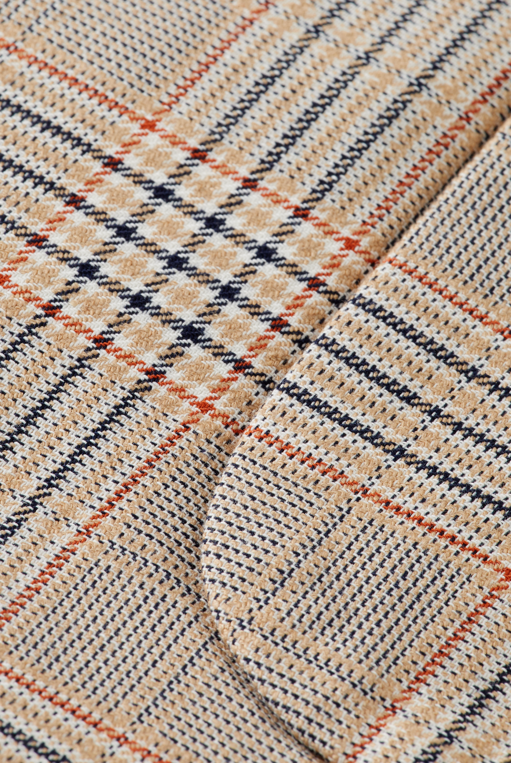 Crafted from a breathable cotton-linen blend, this yarn-dyed blazer delivers timeless style with a relaxed, tailored fit.
81% Cotton, 19% Linen