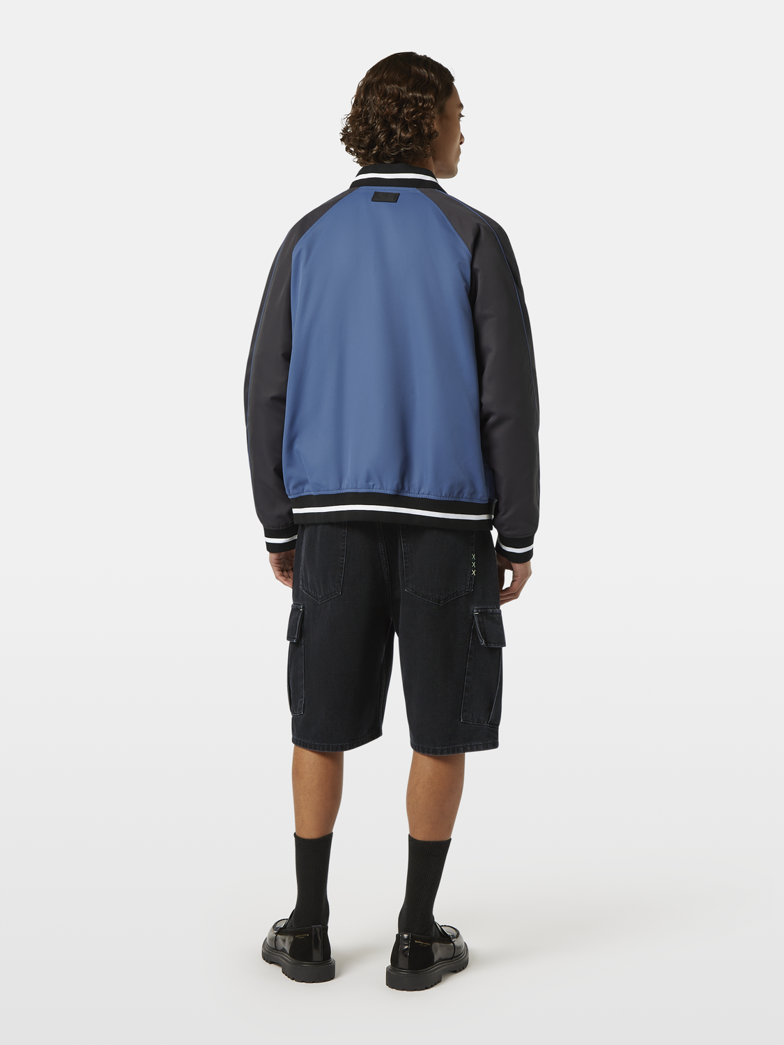Reversible and ready to switch up your style, this bomber jacket offers two distinct looks. One side features a bold print, while the other showcases a sleek, solid colour, giving you effortless versatility for any occasion.

100% Polyester

Regular fit