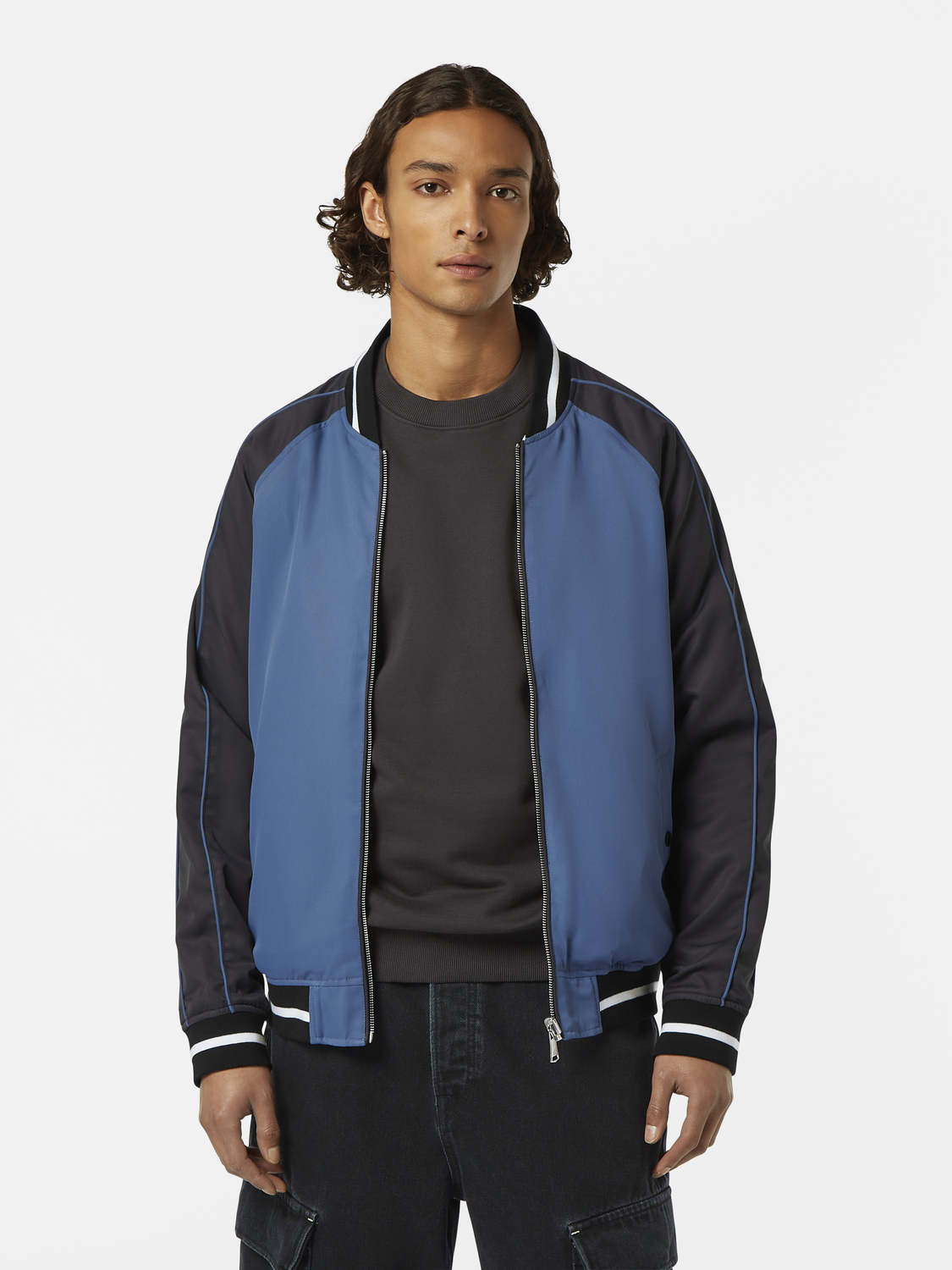 Reversible and ready to switch up your style, this bomber jacket offers two distinct looks. One side features a bold print, while the other showcases a sleek, solid colour, giving you effortless versatility for any occasion.

100% Polyester

Regular fit